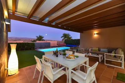 Piscina en o cerca de Salobre Villa with Pool Par 4 nr 9 by VillaGranCanaria