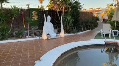 Jardín al aire libre en Rainbow Golf Bungalows, Gay Men-only Resort