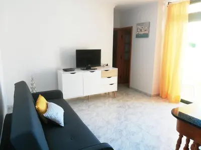 Una televisión o centro de entretenimiento en Las Olas Beach