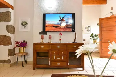 Una televisión o centro de entretenimiento en Los Algodones Cottage with Pool by VillaGranCanaria