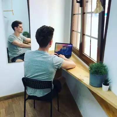 Una televisión o centro de entretenimiento en Columbus Apartments Co-Living