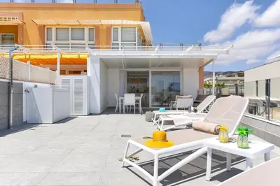 Un balcón o terraza de Mogan Beachfront apartment V&L by VillaGranCanaria