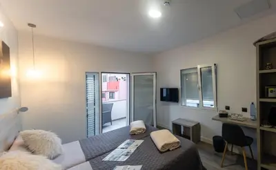 Una televisión o centro de entretenimiento en La Palmera Hotel Boutique