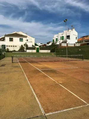 Instalaciones para jugar a tenis o squash en Luxury bungalow Maspalomas Gran Canaria o alrededores