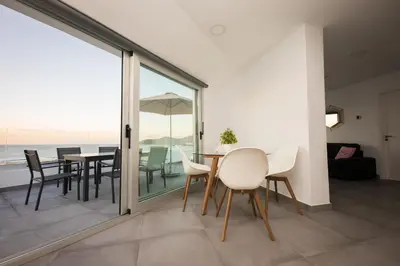 Un balcón o terraza de Fantástico ático en primera línea de playa