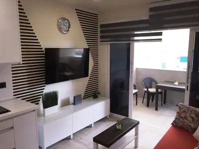 Una televisión o centro de entretenimiento en Atlantic Coast Apartment - Playa Del Inglés