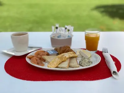 Comida en o cerca de este hotel