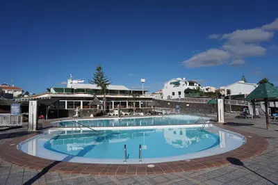 Piscina en o cerca de Confortable y luminoso bungalow en Maspalomas