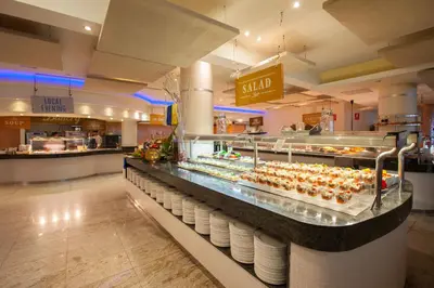 Comida en o cerca de este hotel