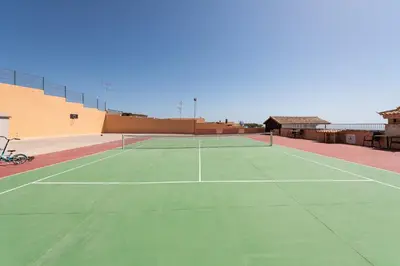 Instalaciones para jugar a tenis o squash en Casa Adara - Heated pool included o alrededores