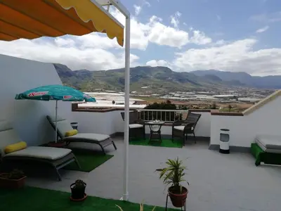 Vista general de una montaña o vista desde la habitación en casa particular