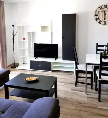 Una televisión o centro de entretenimiento en Luxury 2 bedroom APT 50 m from beach
