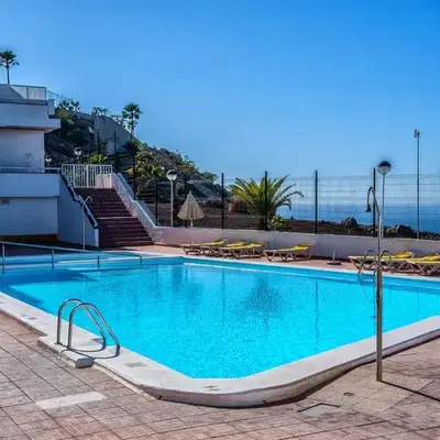 APT with sea view and large swimming pool