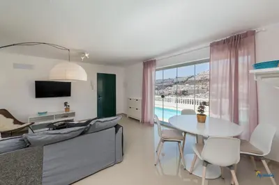 Una televisión o centro de entretenimiento en Soothing Sea