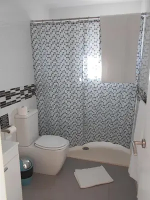 Un baño de Beach Boys Resort Men Only solo hombres