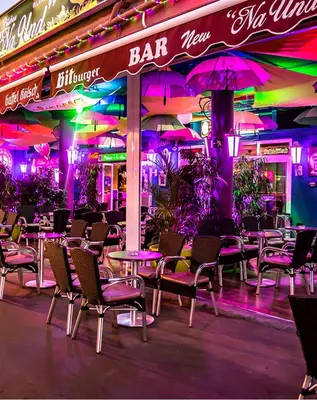 Un restaurante o sitio para comer en Beach Boys Resort Men Only solo hombres
