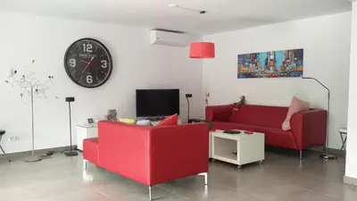 Una televisión o centro de entretenimiento en Villa Tauro Beach & Golf