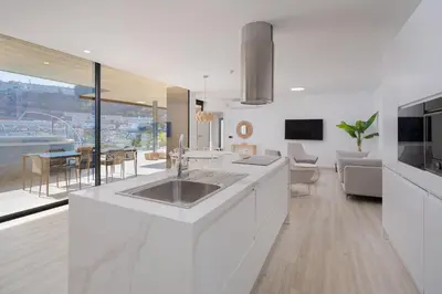 Una cocina o zona de cocina en The One Luxury Apartments