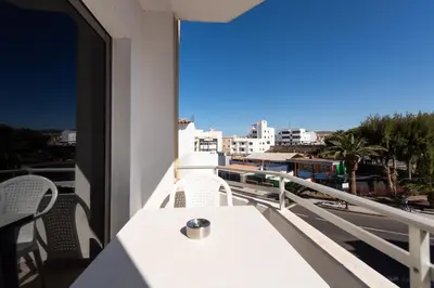 Un balcón o terraza de 2 min Walk to Beach - Private Terrace - Some with Sea Views