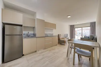 Una cocina o zona de cocina en 2 min Walk to Beach - Private Terrace - Some with Sea Views