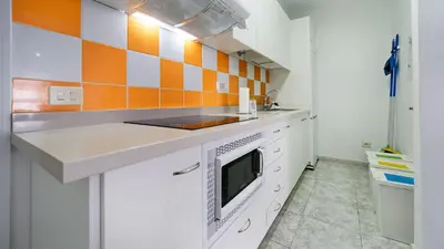Una cocina o zona de cocina en NARANJA