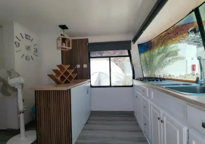 Una televisión o centro de entretenimiento en Blue Ocean Camp - Tasartico