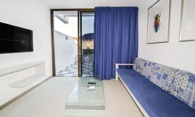 Una televisión o centro de entretenimiento en Apartamentos Monte Verde
