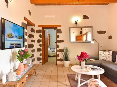 Una televisión o centro de entretenimiento en Villa in Ingenio with Private Pool