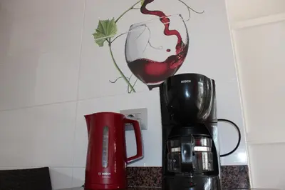 Utensilios para hacer té y café en Casa Feliz en el complejo Las Fresas