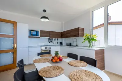 Una cocina o zona de cocina en Villa, Private heated pool and jacuzzi .