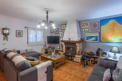 Una televisión o centro de entretenimiento en Casa Pilar con piscina