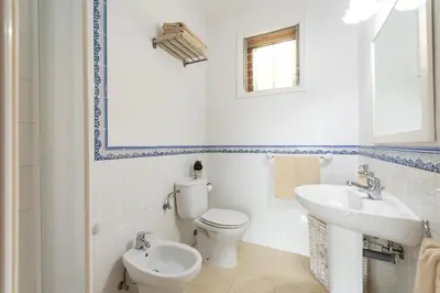 Un baño de LAS HORTENSIAS WITH PRIVATE POOL