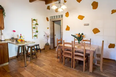 Un restaurante o sitio para comer en Las Cuevitas del Gamonal