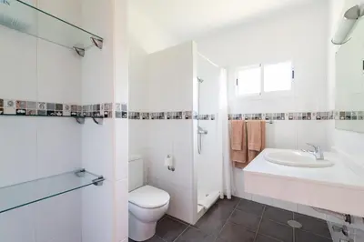 Un baño de Bungalows Cordial Macaro Beach