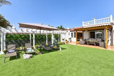 Jardín al aire libre en Jacuzzi & Garden Holiday Home