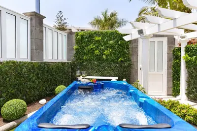 Piscina en o cerca de Jacuzzi & Garden Holiday Home