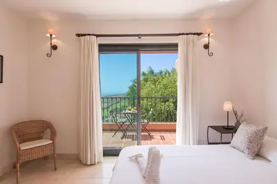 Cama o camas de una habitación en HomeForGuest SALOBRE GOLF VILLA, POOL, BBQ, WIFI, STUNNING VIEWS