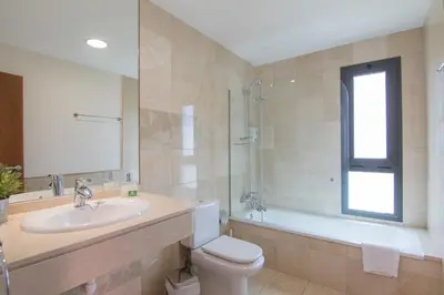 Un baño de HomeForGuest SALOBRE GOLF VILLA, POOL, BBQ, WIFI, STUNNING VIEWS