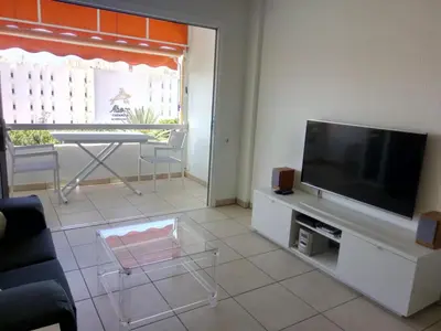 Una televisión o centro de entretenimiento en Dunatlantico