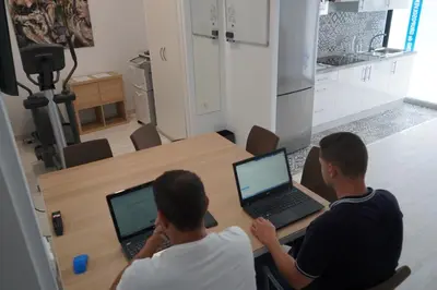 Una televisión o centro de entretenimiento en Coworking Studio