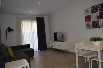 Una televisión o centro de entretenimiento en Apartamentos Hotel Parque