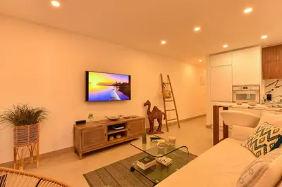 Una televisión o centro de entretenimiento en Maspalomas Beach apartment La Charca III by VillaGranCanaria
