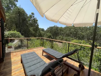 Un balcón o terraza de Dúplex de invitados en medio del bosque