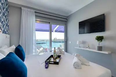 Una televisión o centro de entretenimiento en Teresita Mogamar Beachfront
