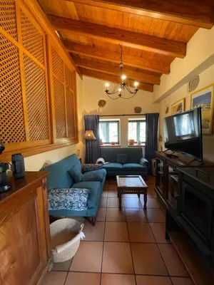 Zona de estar de Casa Rural en medio del bosque, El Lance