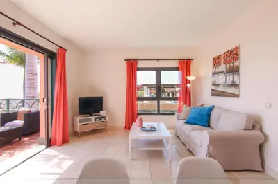 Una televisión o centro de entretenimiento en HomeForGuest Salobre Villa, 5pax, pool and great views