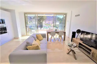 Una televisión o centro de entretenimiento en Suite Ribera del Puerto