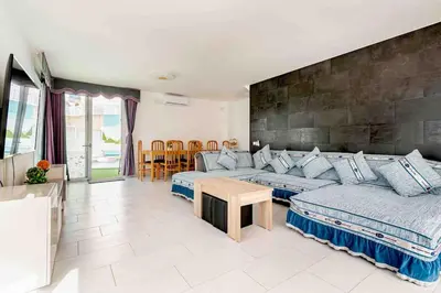 Zona de estar de Big Villa Tauro with Private Heated Saltwater Pool & Jacuzzi & BBQ & Game Room & Arcade Games