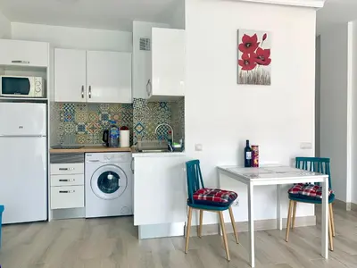 Una cocina o zona de cocina en Calm, Cosy and Bright apartment renovated in playa del ingles- WiFi free