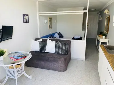 Una televisión o centro de entretenimiento en Beach Apartment 3
